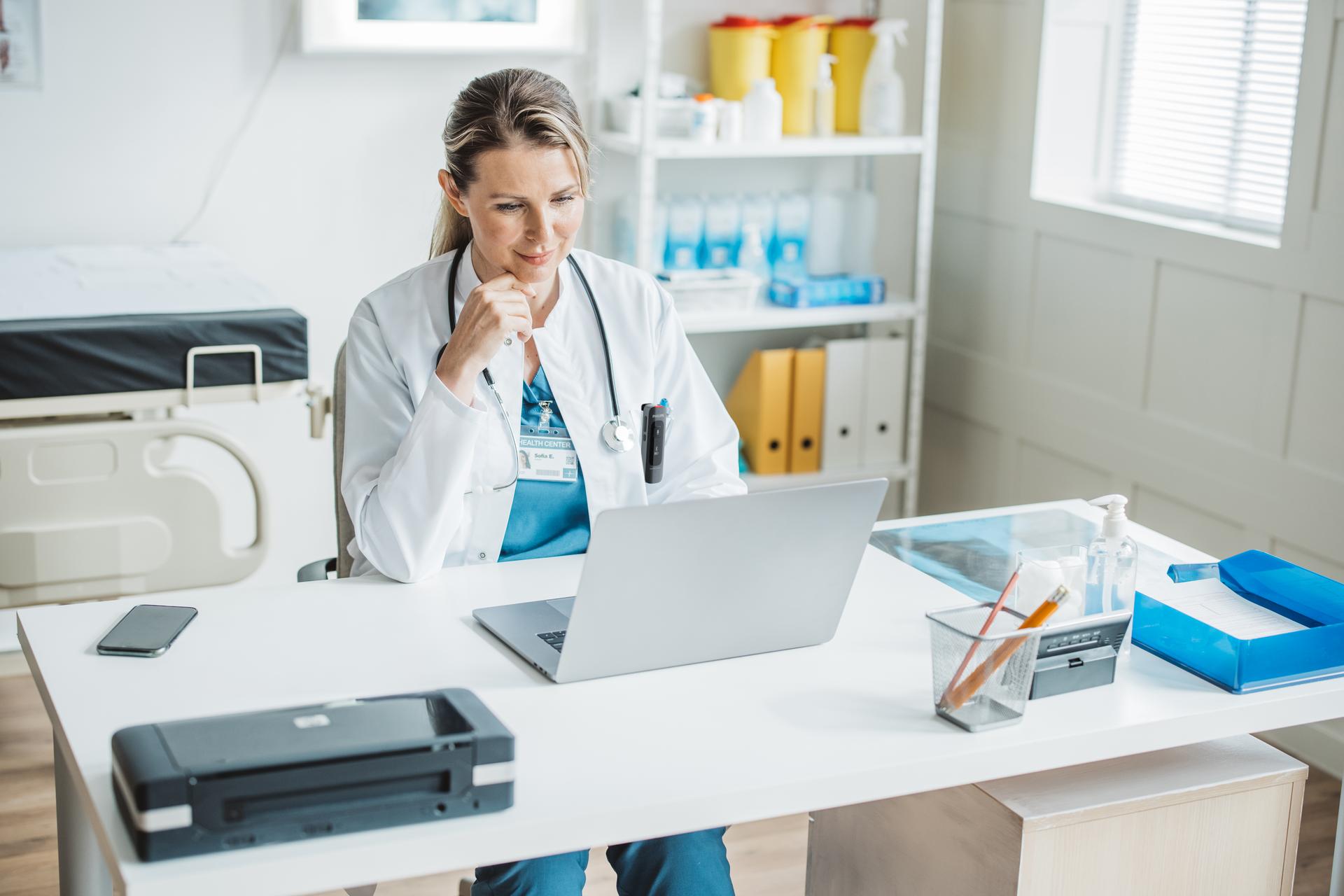 Doctor meeting remotely with her patient while recording with Philips SpeechMike Ambient