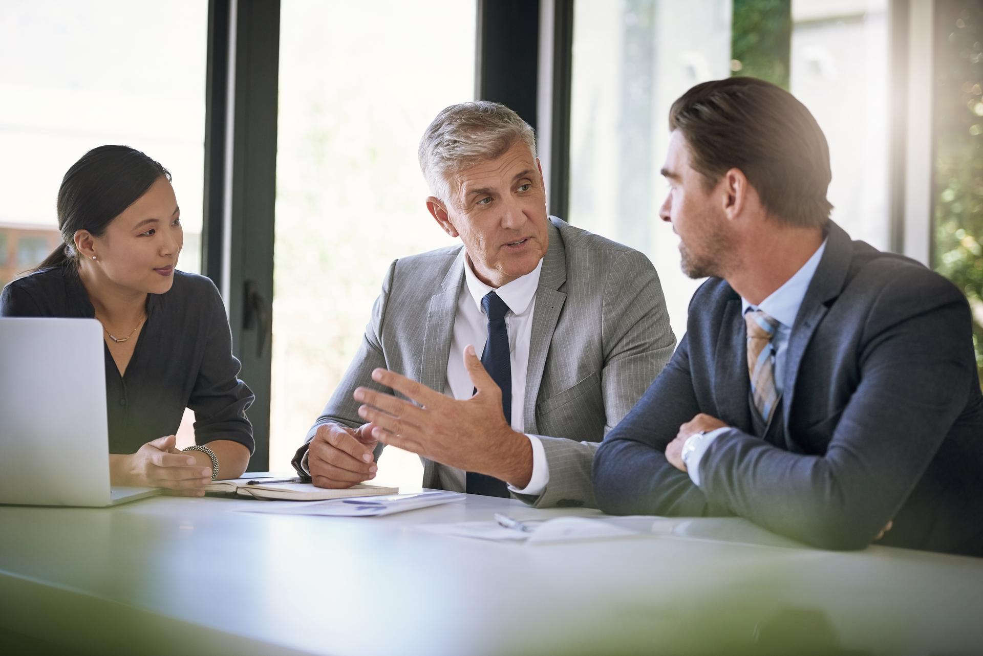 Business team discussing a meeting documented with Philips SpeechLive.